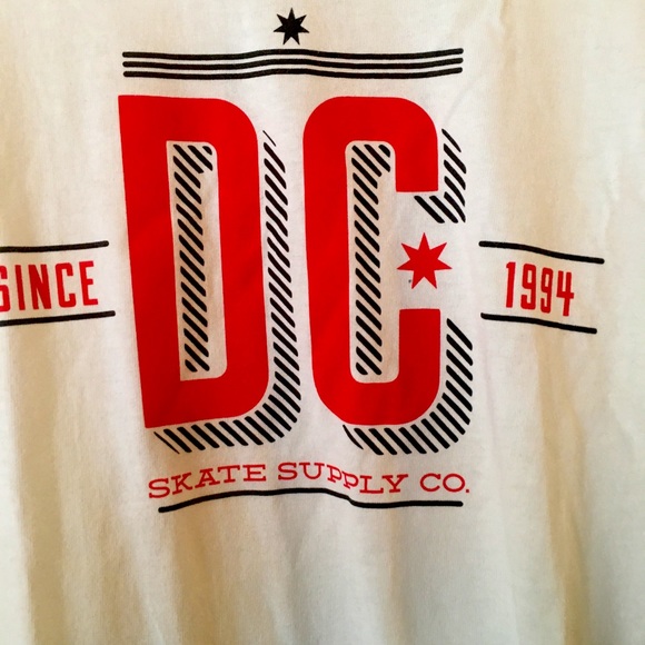 DC T-Shirt Size Large White with Red DC Logo - Picture 3 of 4